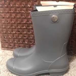 UGG grey Women’s rain boots, Size 8
